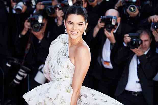 Kendall Jenner 15 milyon dolara ev arıyor.